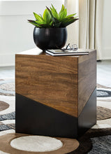 Load image into Gallery viewer, A4000311 Accent Table