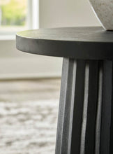 Load image into Gallery viewer, A4000603 Accent Table